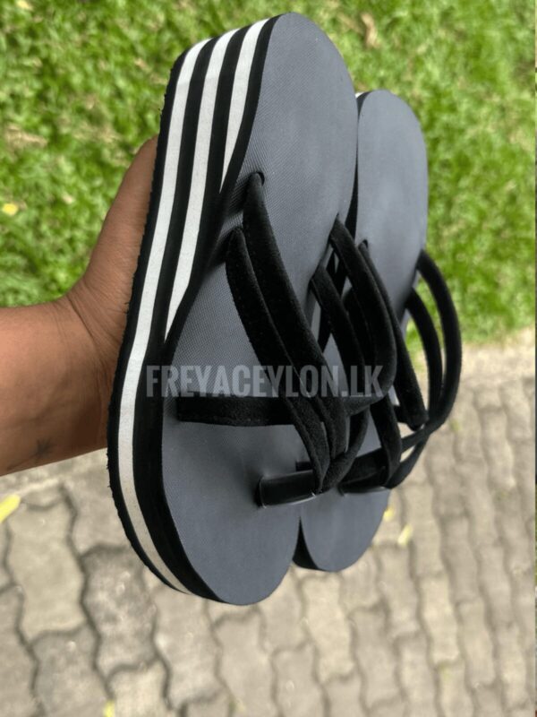 Cross straps with zebra wedge