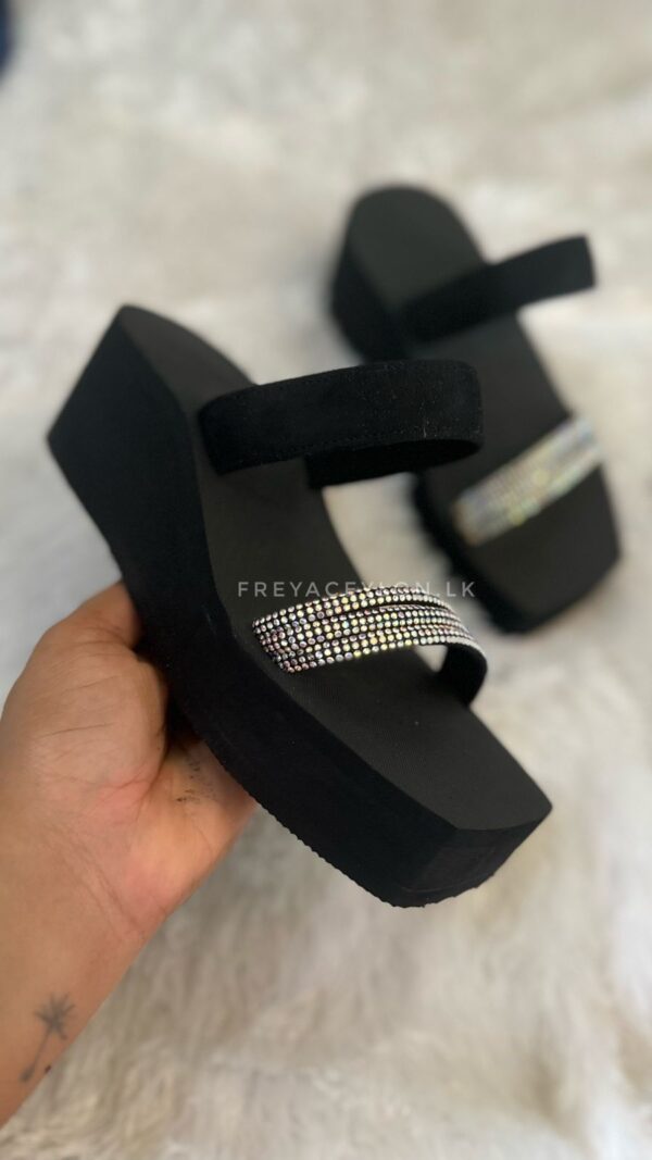 Tri shiny strappy wedge